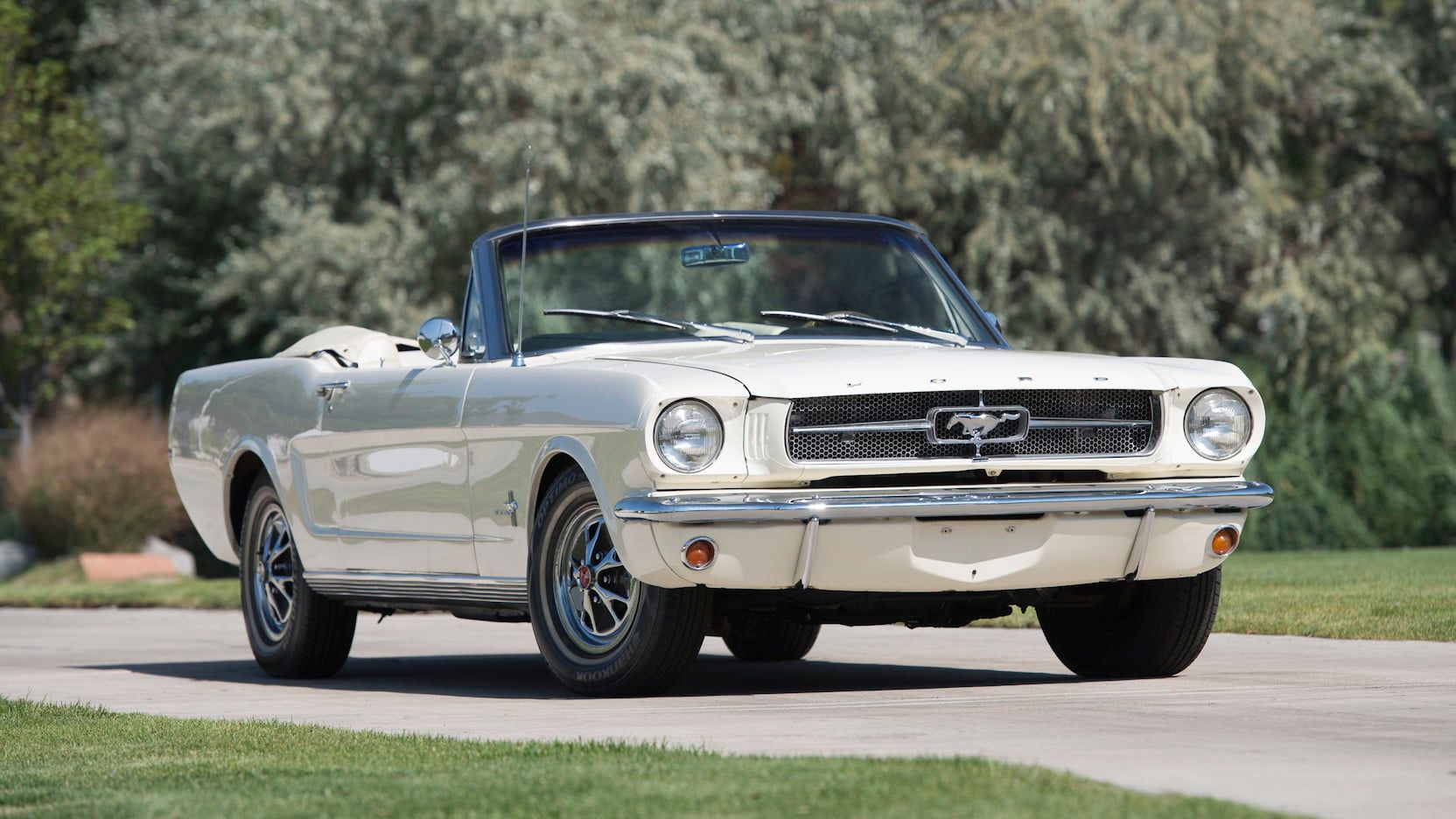 Um Ford Mustang conversível 1965 estacionado
