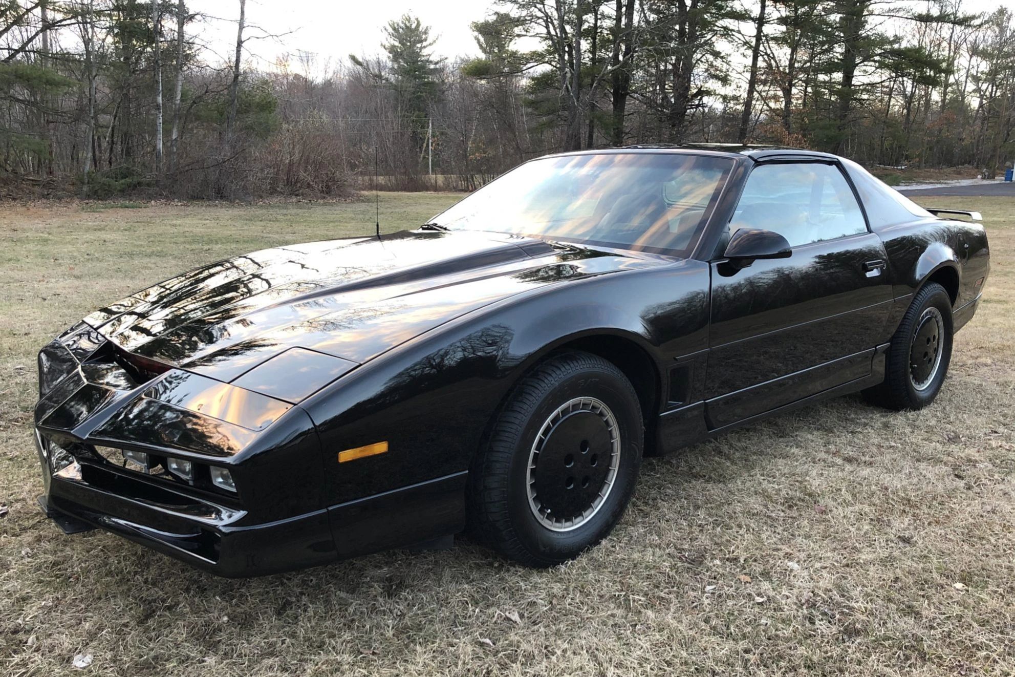Um Pontiac Firebird Trans Am 1987 estacionado