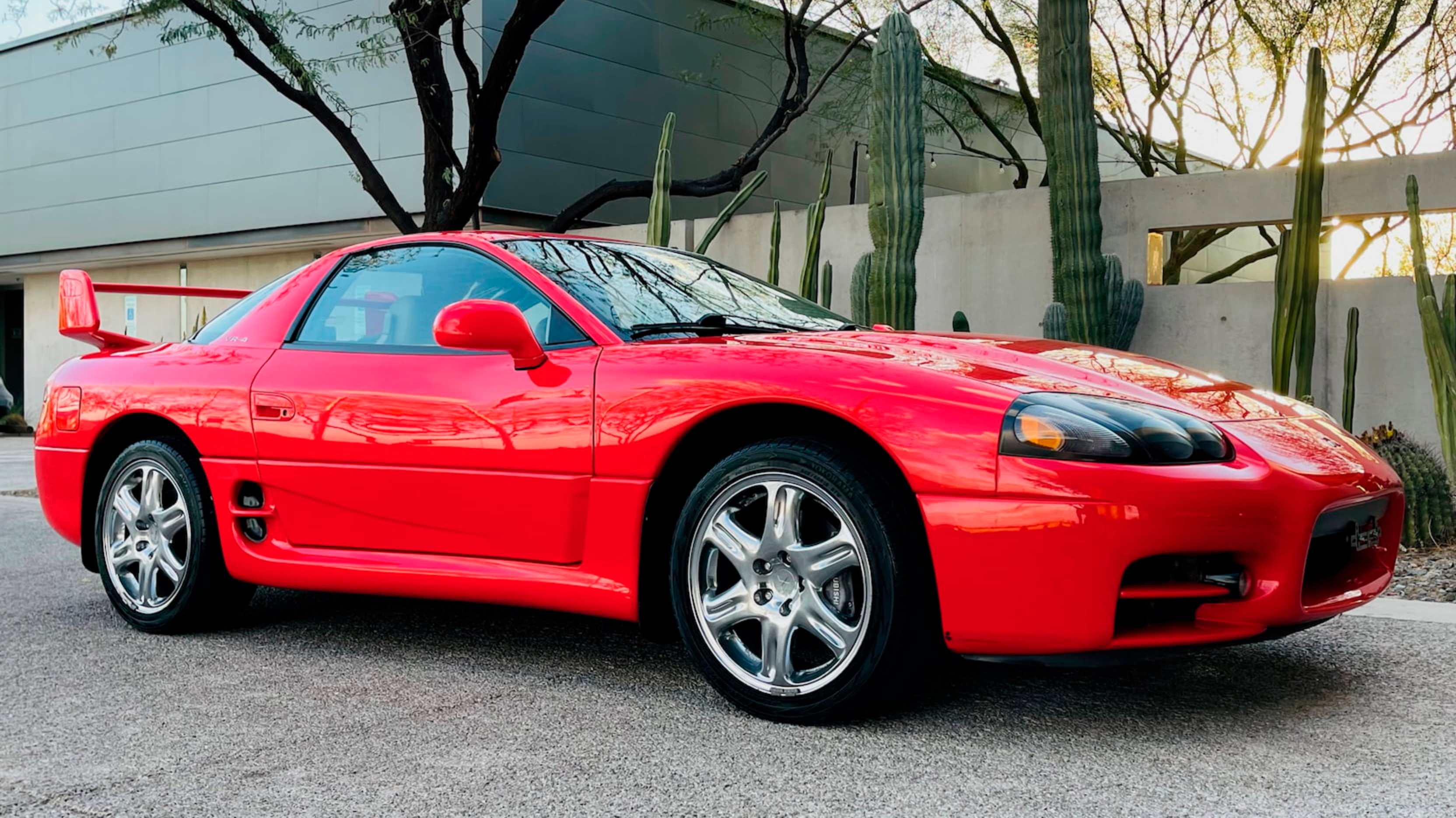 Vermelho 1999 Mitsubishi 3000GT estacionado