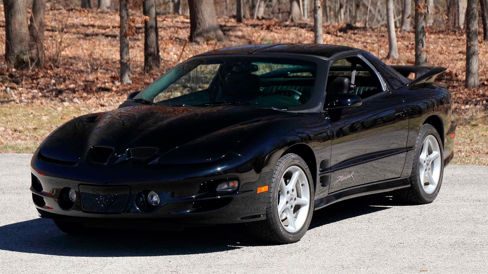 Um Pontiac Trans Am Firehawk 2002 estacionado