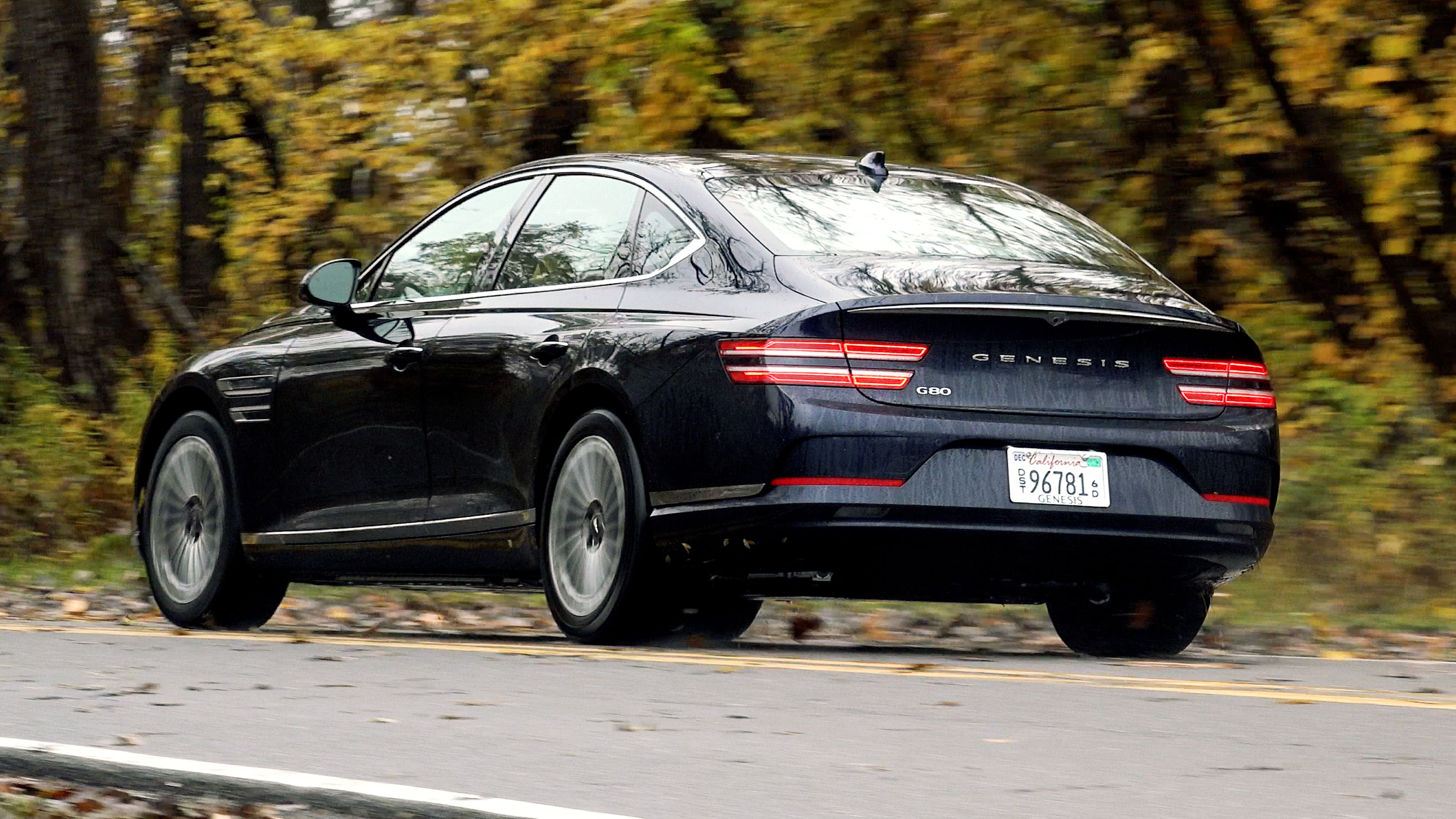 2023 Genesis Electrified G80 Capri Blue se afastando da câmera 