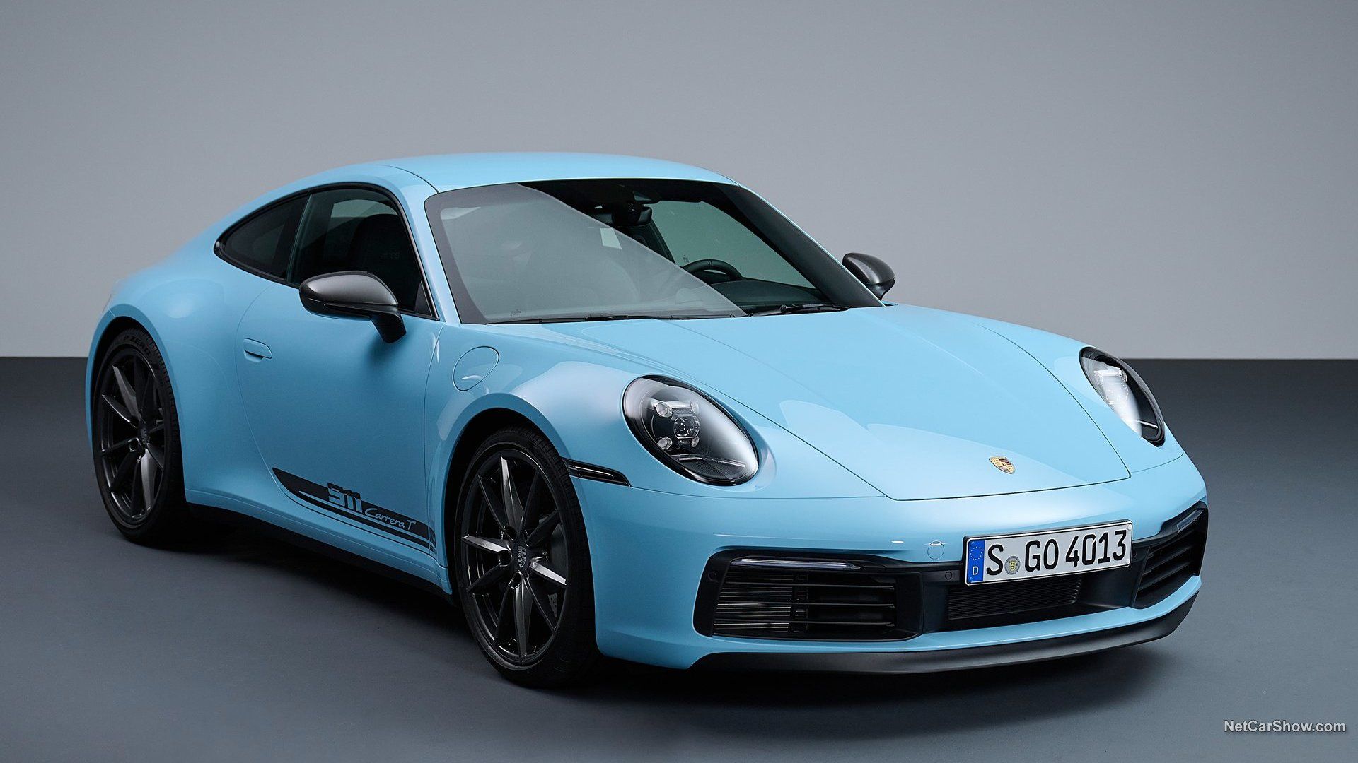 blue Porsche 992 Carrera T