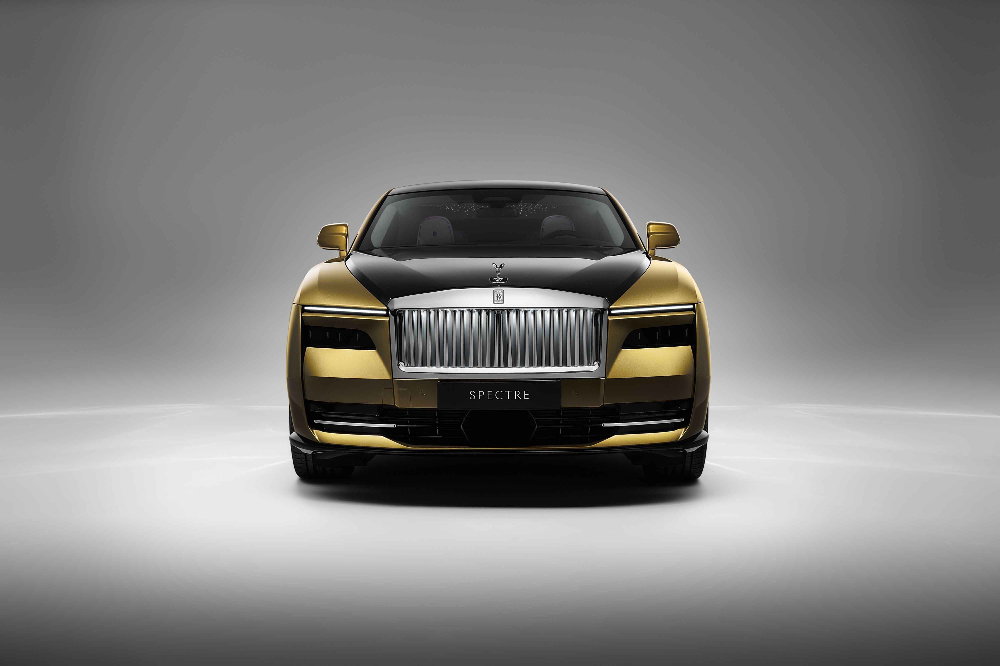 Rolls Royce 2024 yang diparkir dipajang