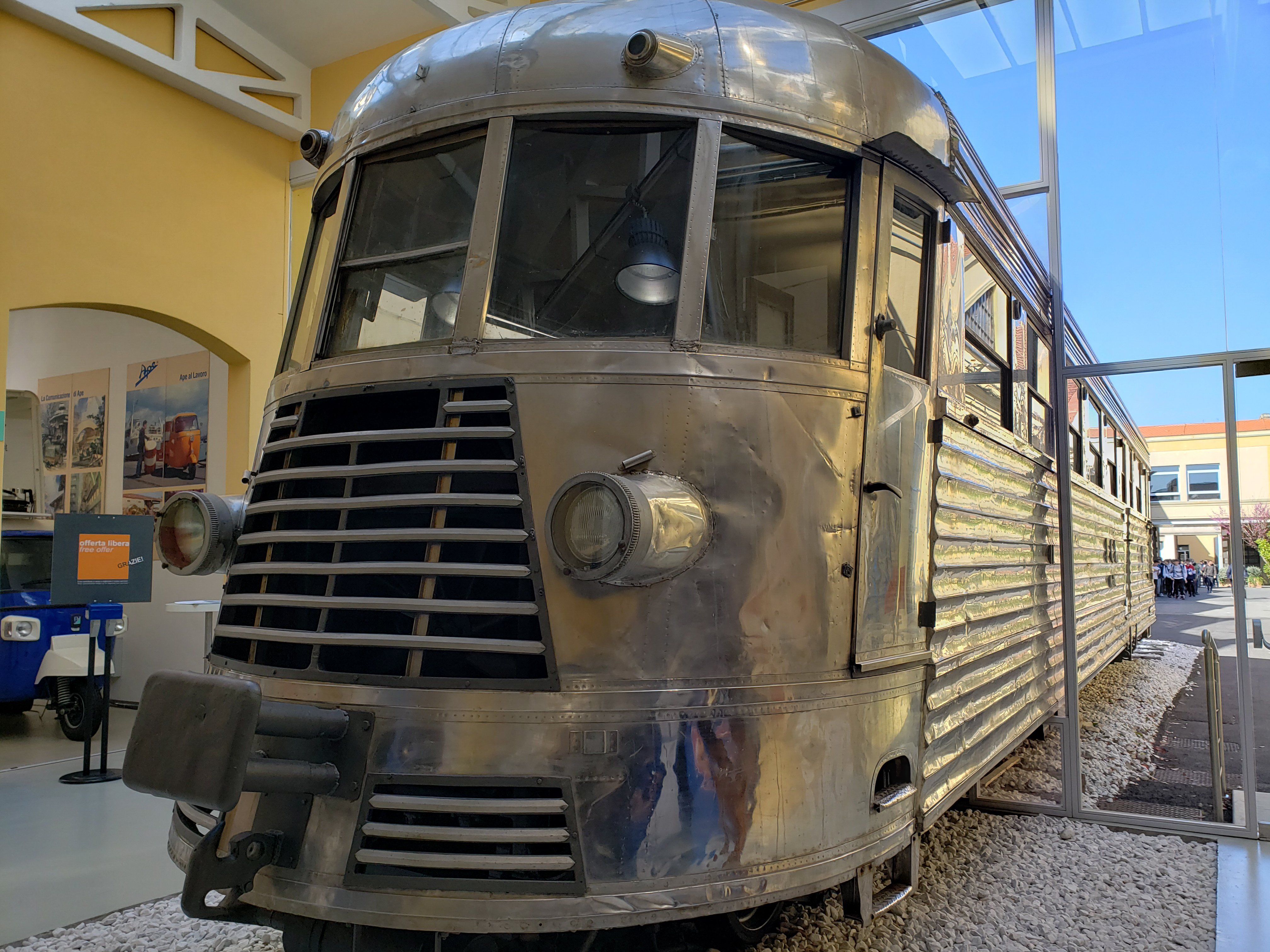 Vespa Streamlined train in silver