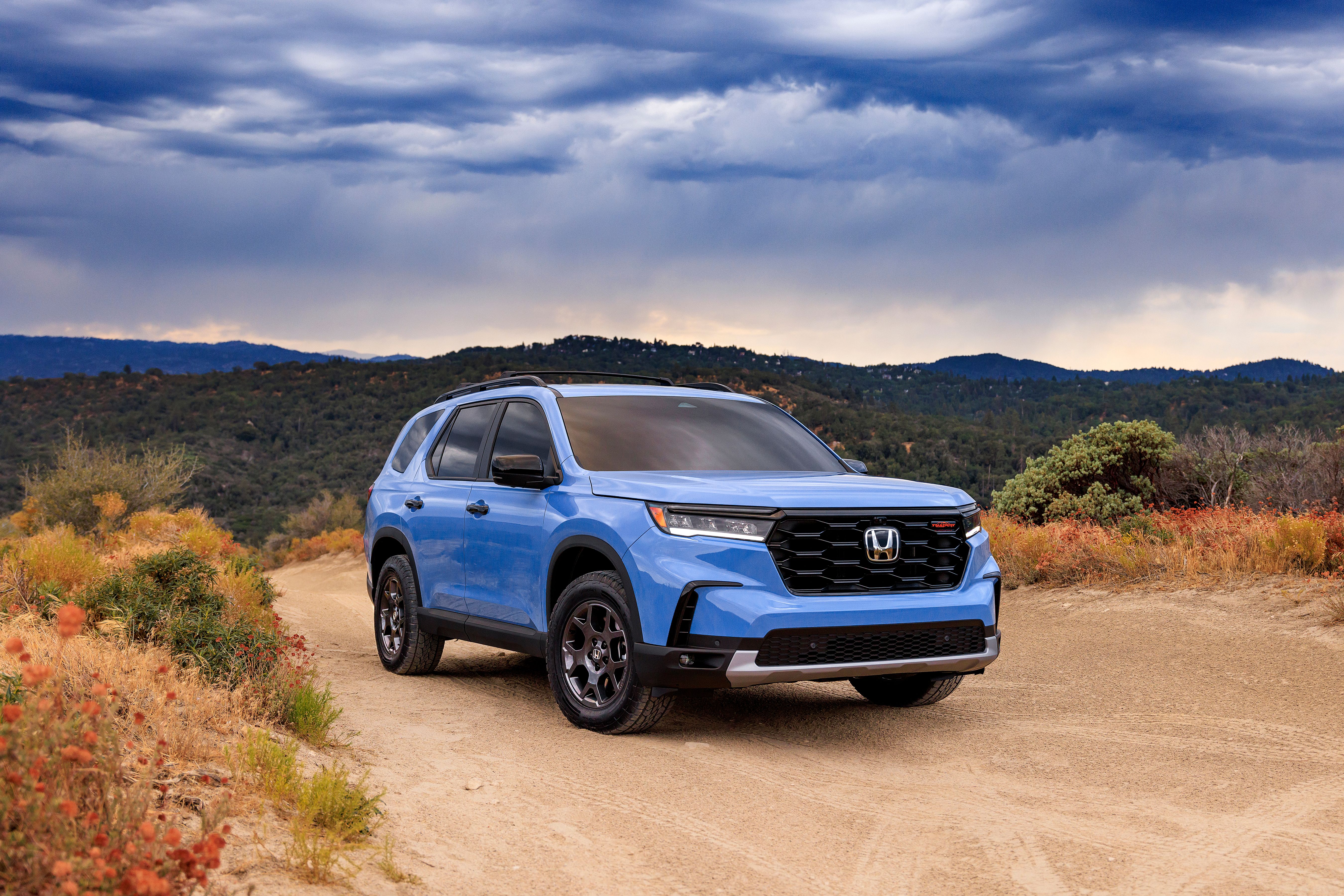 2023 Honda Pilot Trailsport front three-quarter view 