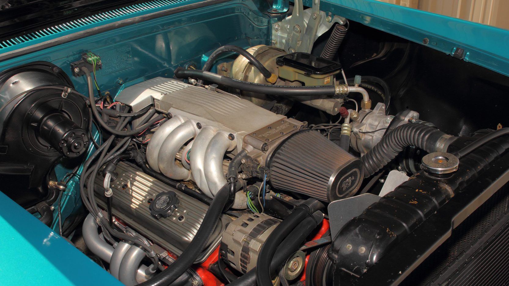 A parked 1958 Chevy 5.7L engine