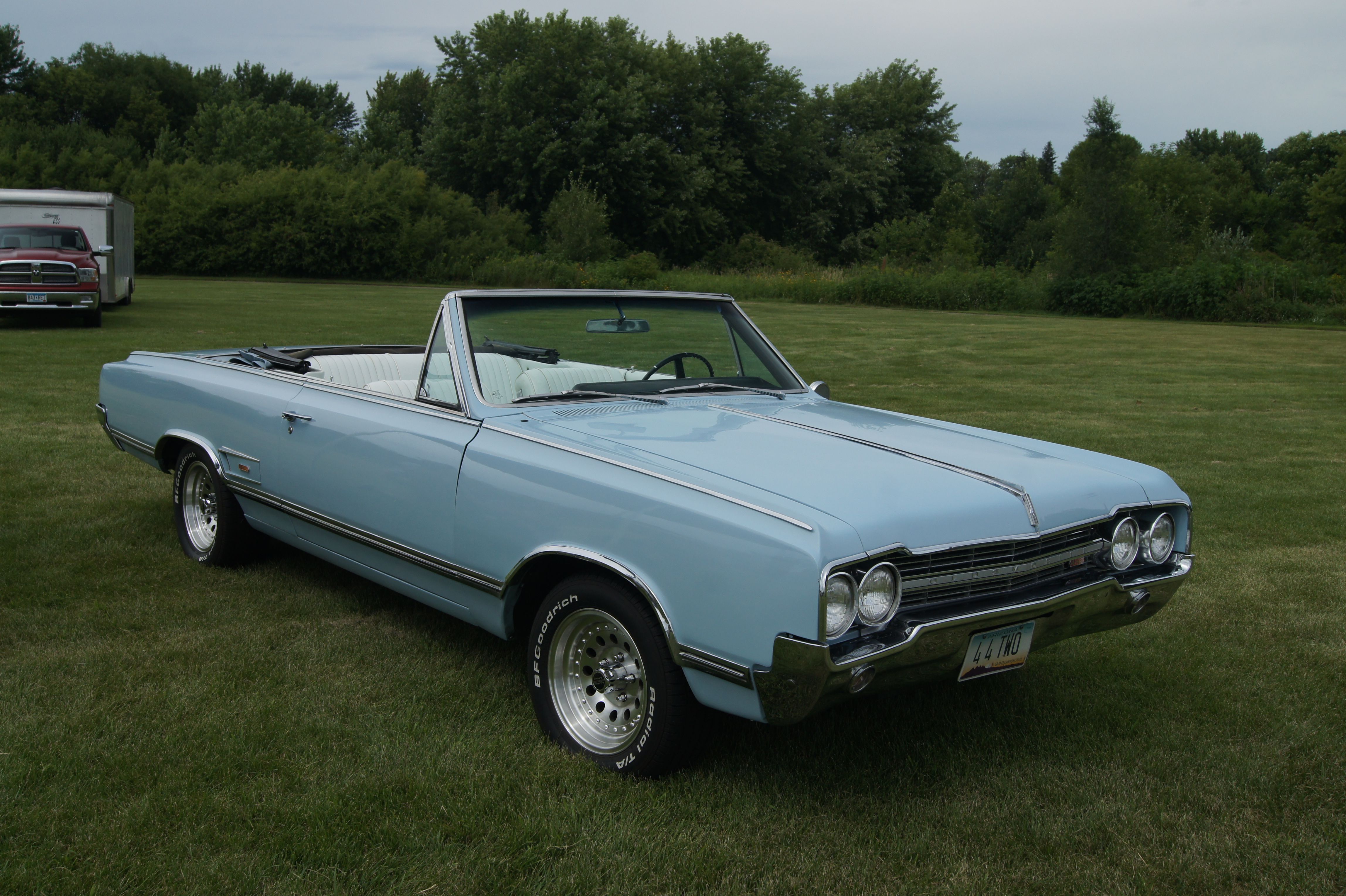 1965 Oldsmobile 442 azul claro estacionado do lado de fora