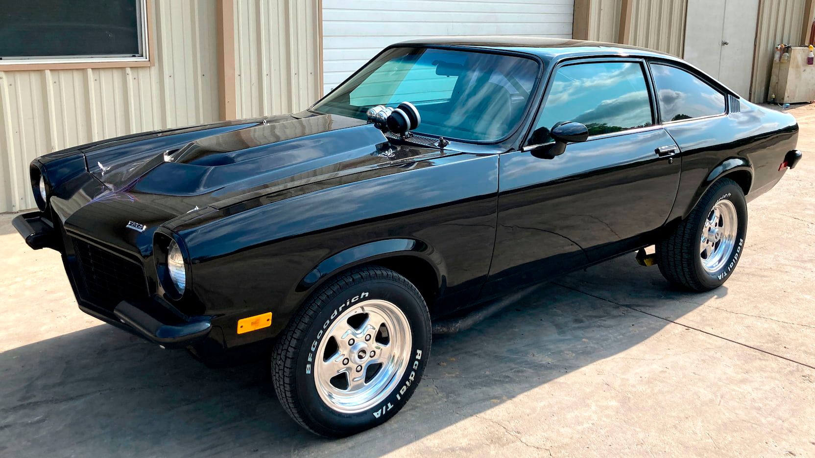 Chevy Vega 1973 hitam yang diparkir