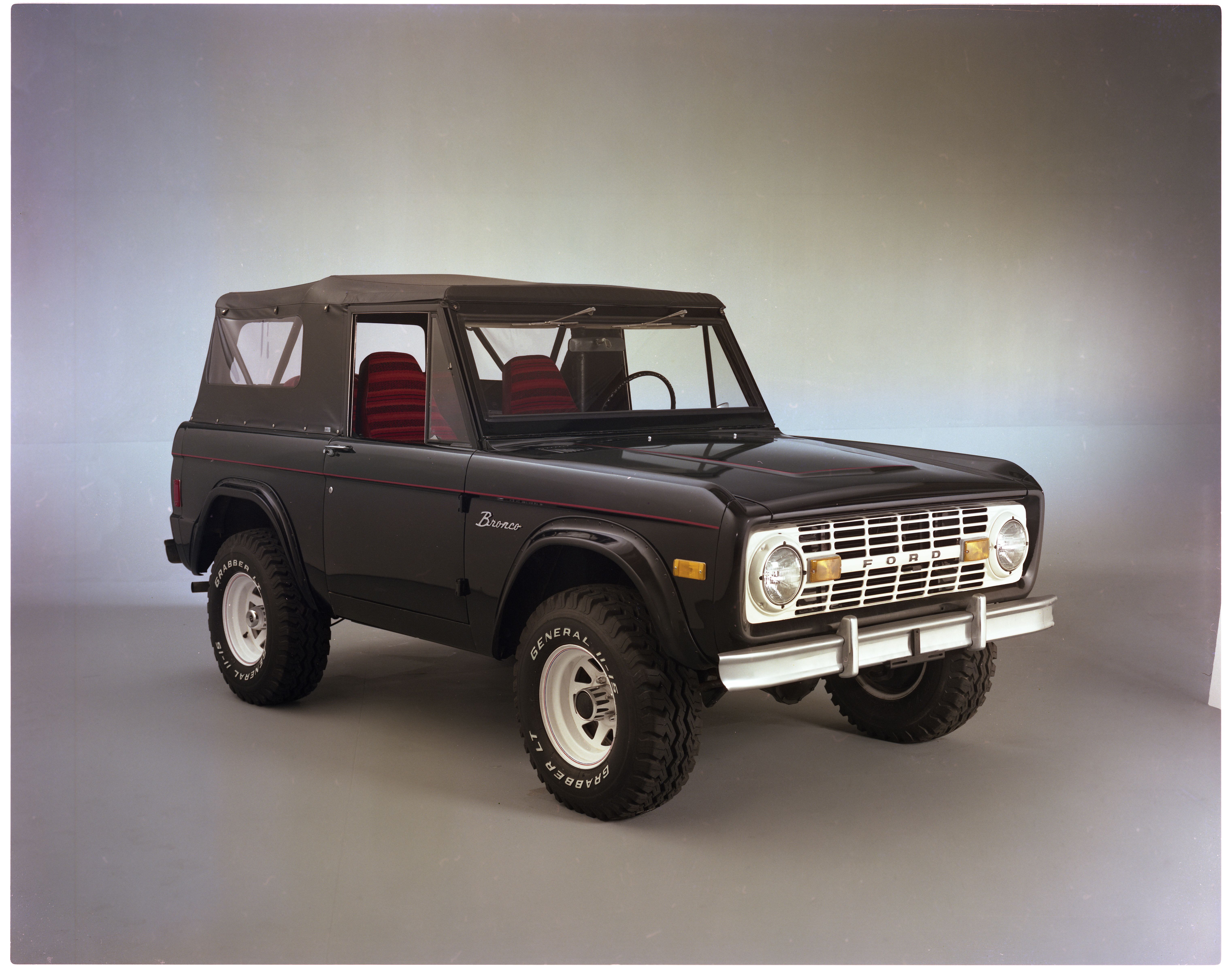Foto frontal do Ford Bronco 1977