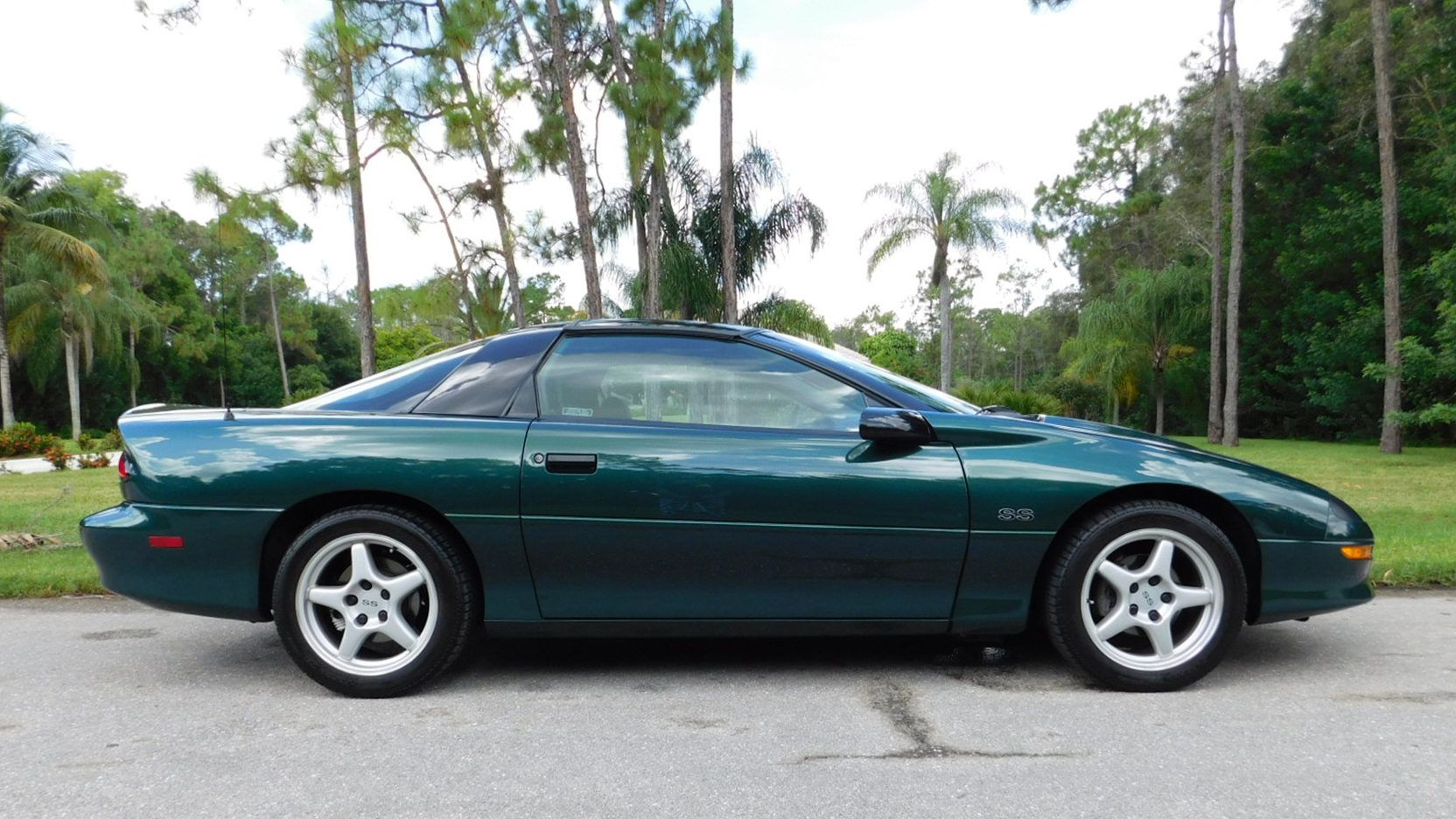 Um Chevy Camaro Z28 SS 1996 estacionado