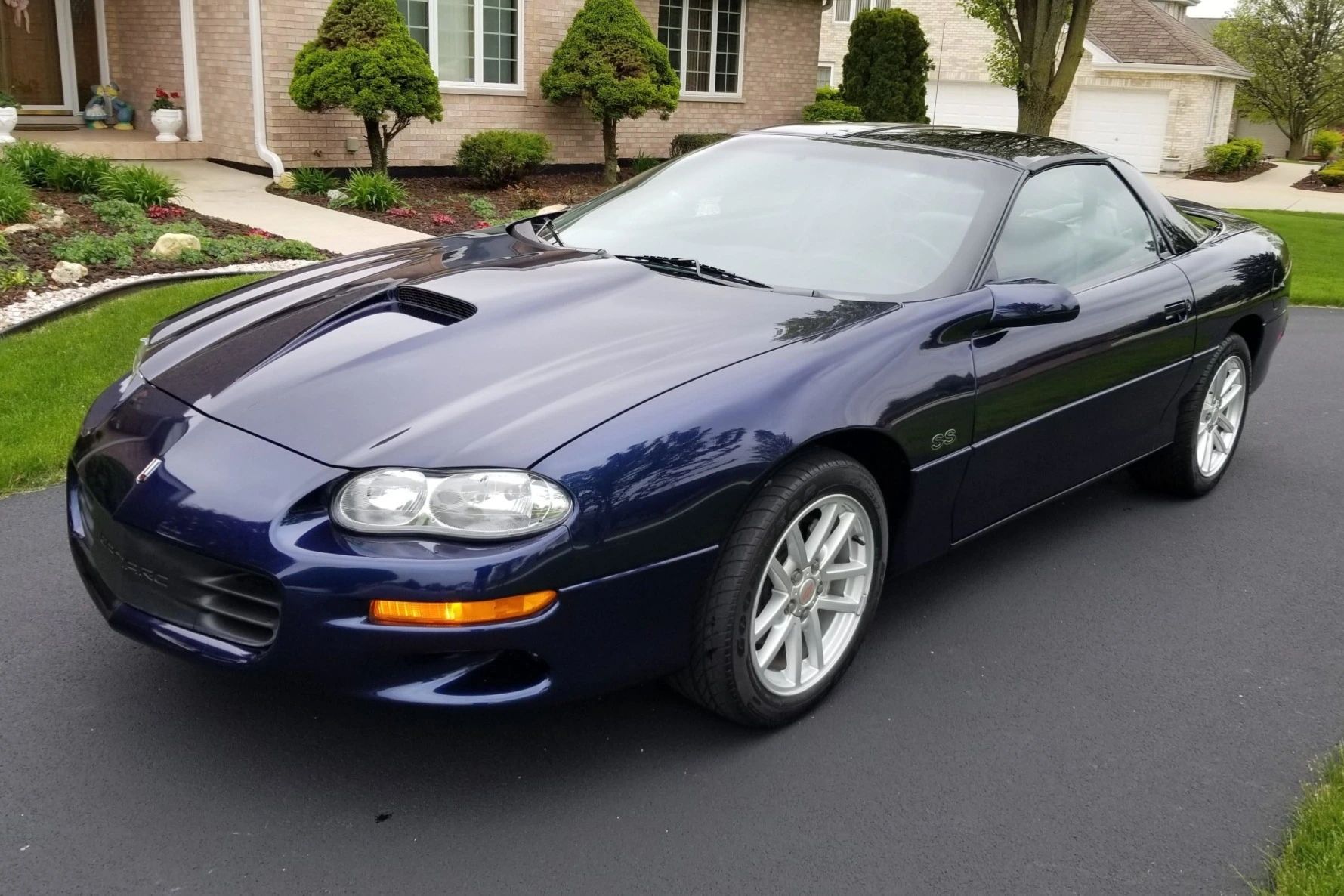 Um Chevy Camaro Z28 SS 2002 estacionado
