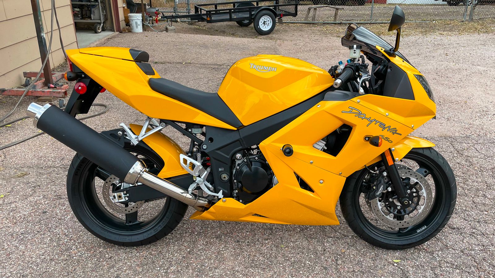 This Triumph Daytona 650 Put 600cc Japanese Screamers In Their Place