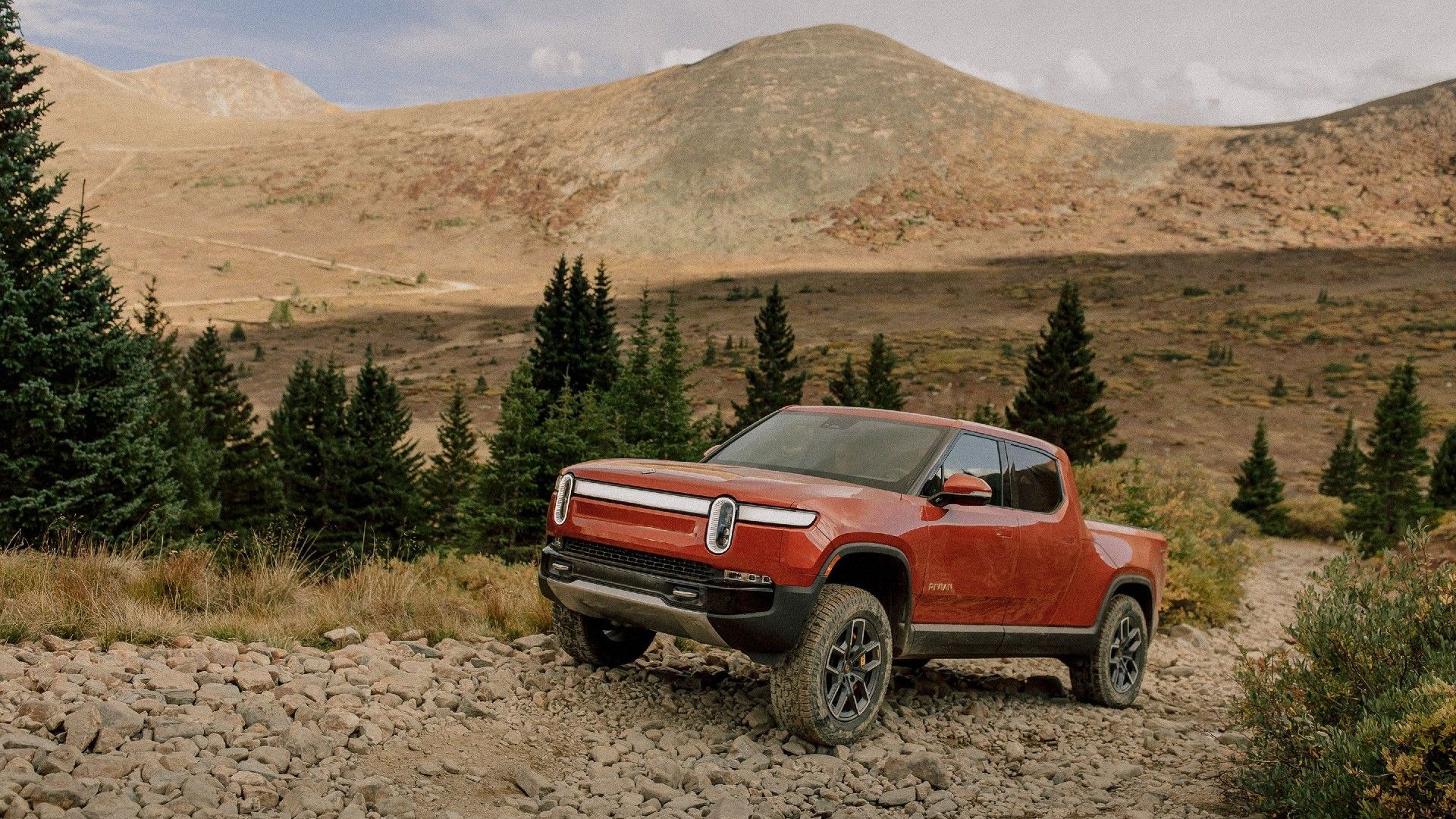 Watch Rivian's Tank Turn Feature Spin Its R1T Electric Pickup Like a Top