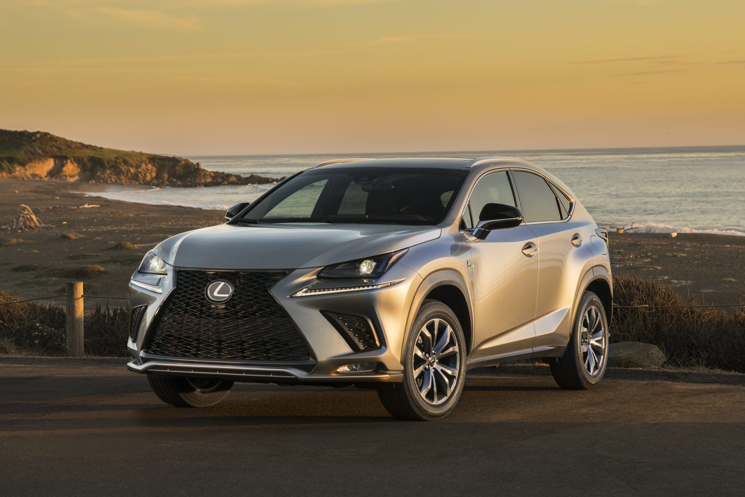 Lexus NX 2021 yang diparkir