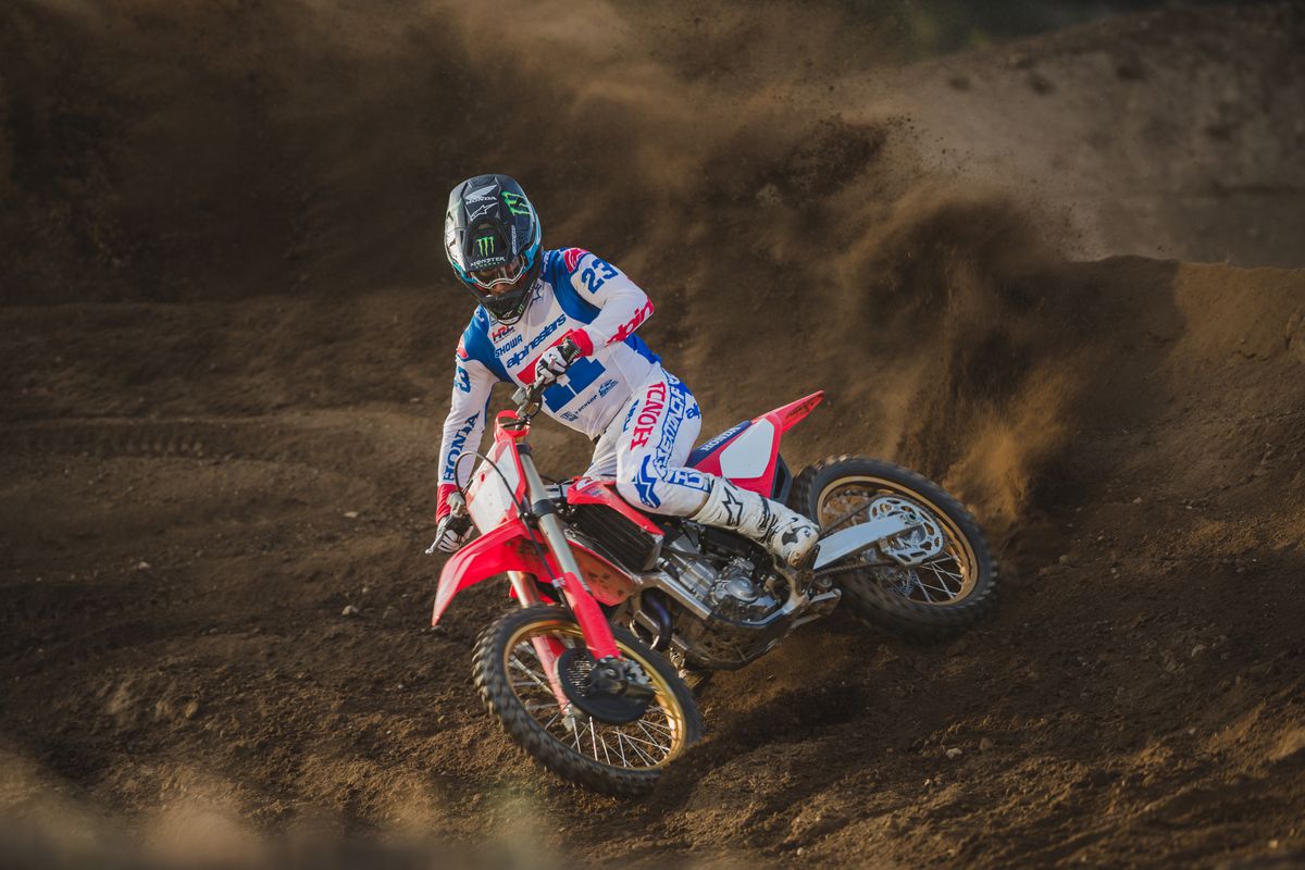 2023 Honda CRF450R edição de 50º aniversário em curvas