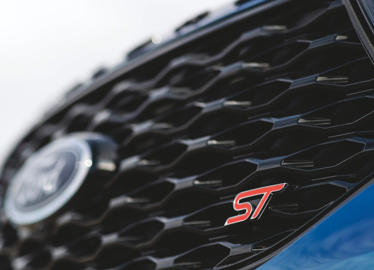 Veja de perto a grade e o emblema do Ford Explorer ST 2022. 