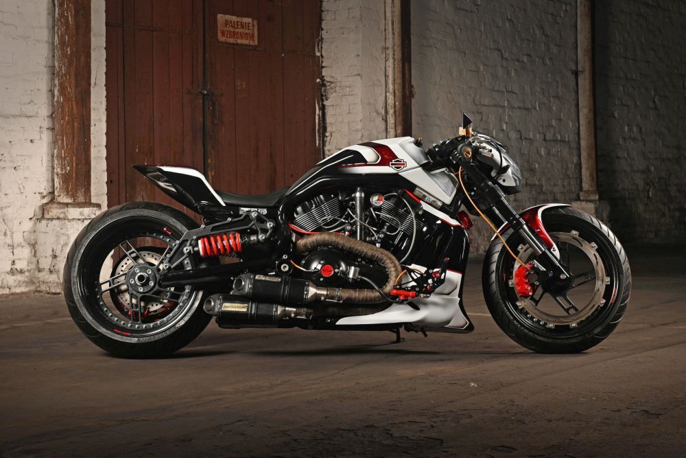 Custom Harley-Davidson V-Rod Poland Side Right