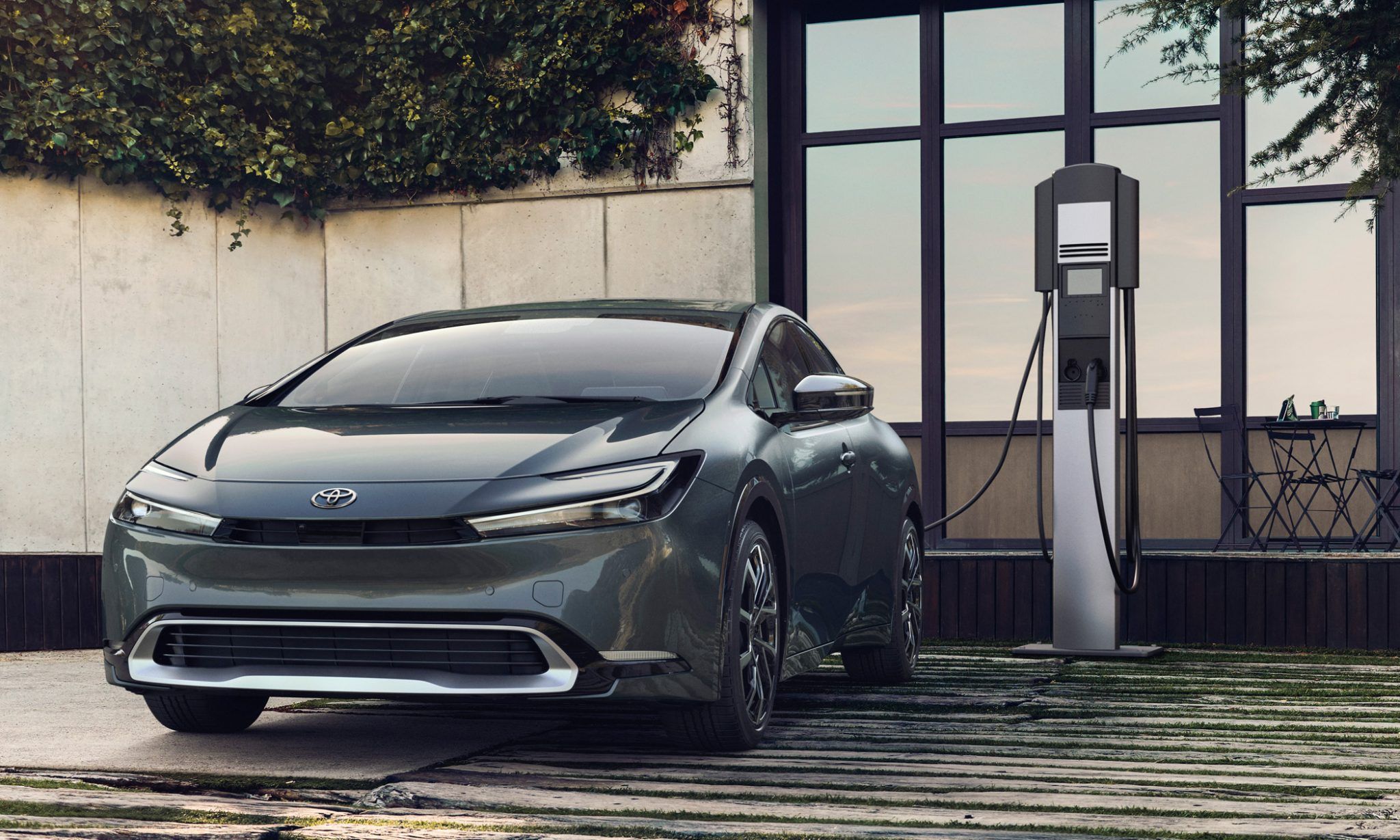Pengisian Prius Prime 2023 abu-abu
