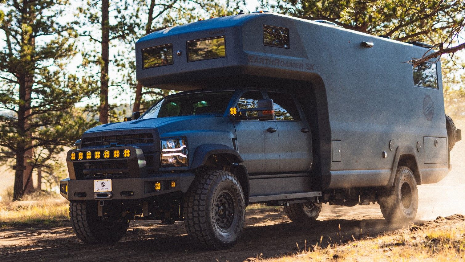 2023 earthroamer sx is a monster off the grid motorhome
