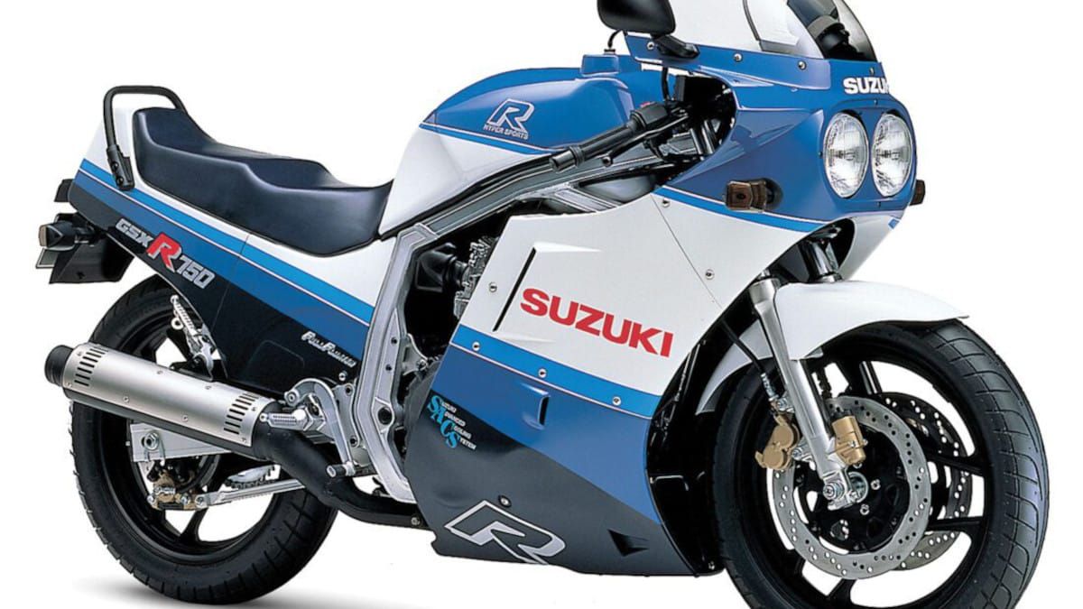 Suzuki GSX-R750 studio shot