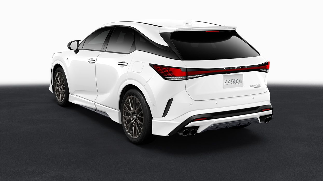 Extremidade traseira de um Lexus RX 500h F Sport Performance com peças TRD