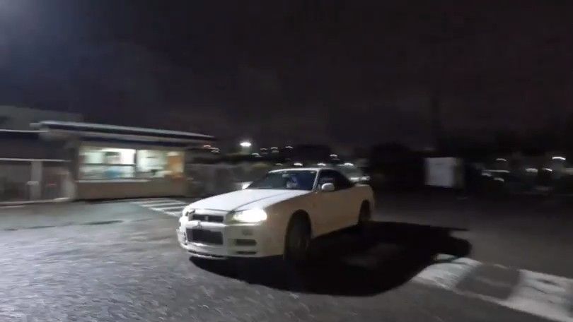 Lewis Hamilton dirigindo um Nissan Skyline R34 GT-R