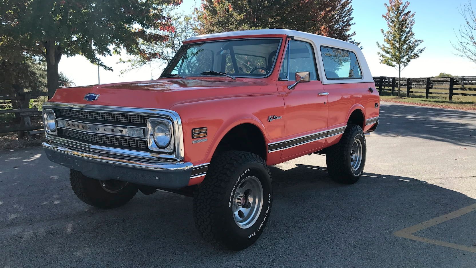 Um Chevy K5 Blazer 1969 estacionado