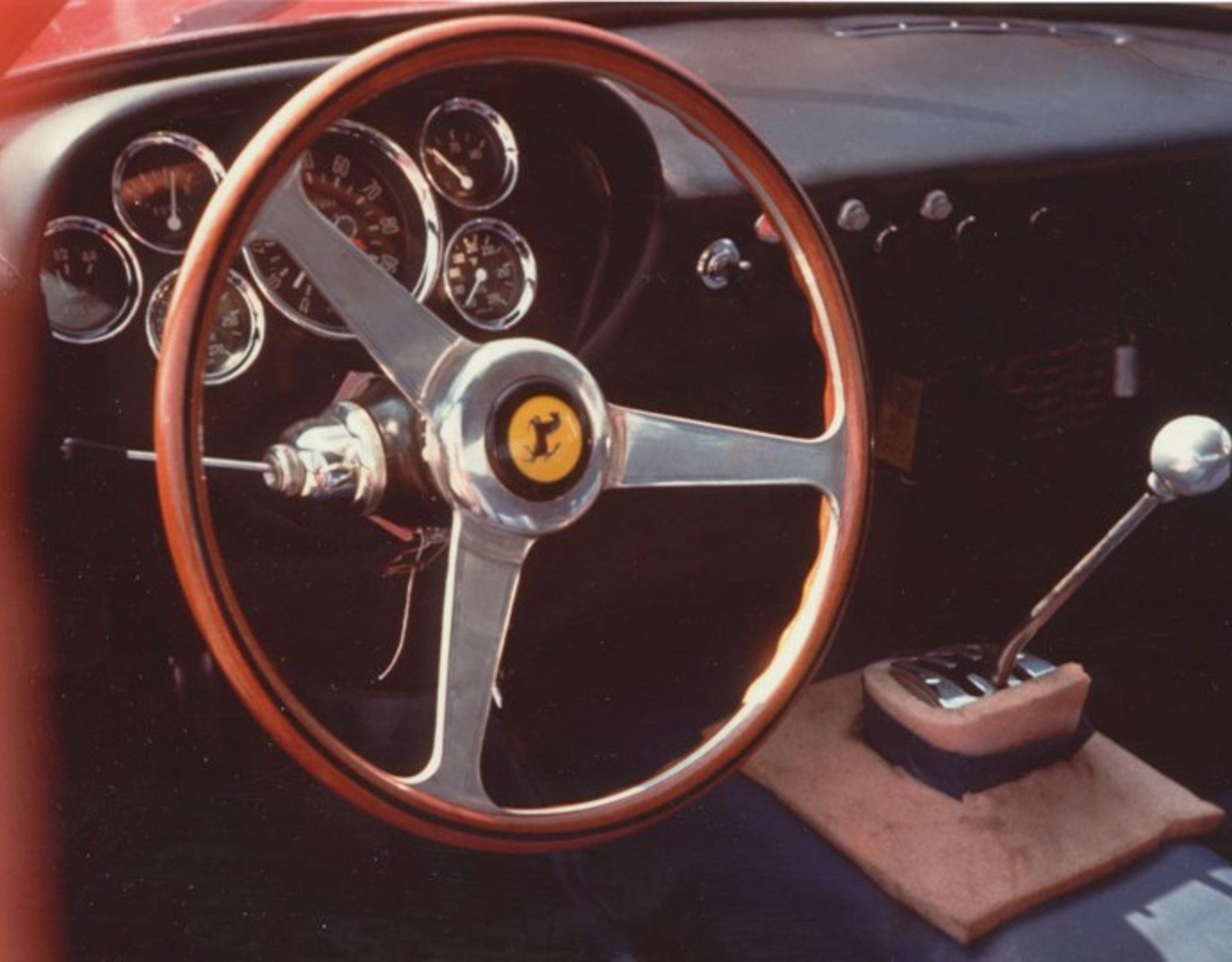     El volante de competición de tres radios del 250 GTO. 