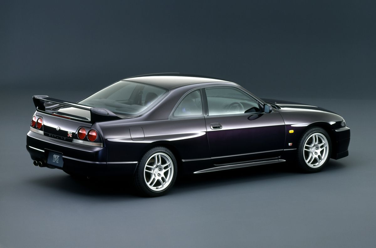 Nissan Skyline GT-R R33 visto de lado.