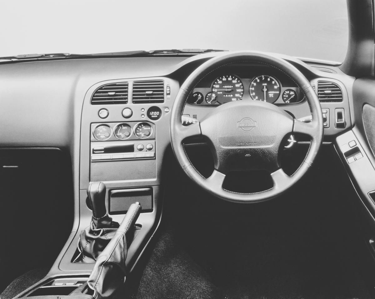 Nissan Skyline GT-R R33 visto de trás.