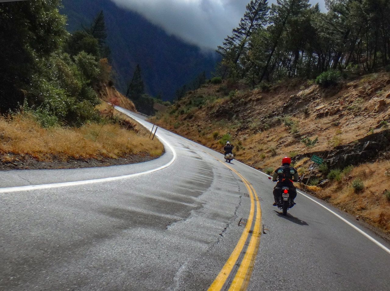 Motocicletas em uma estrada molhada