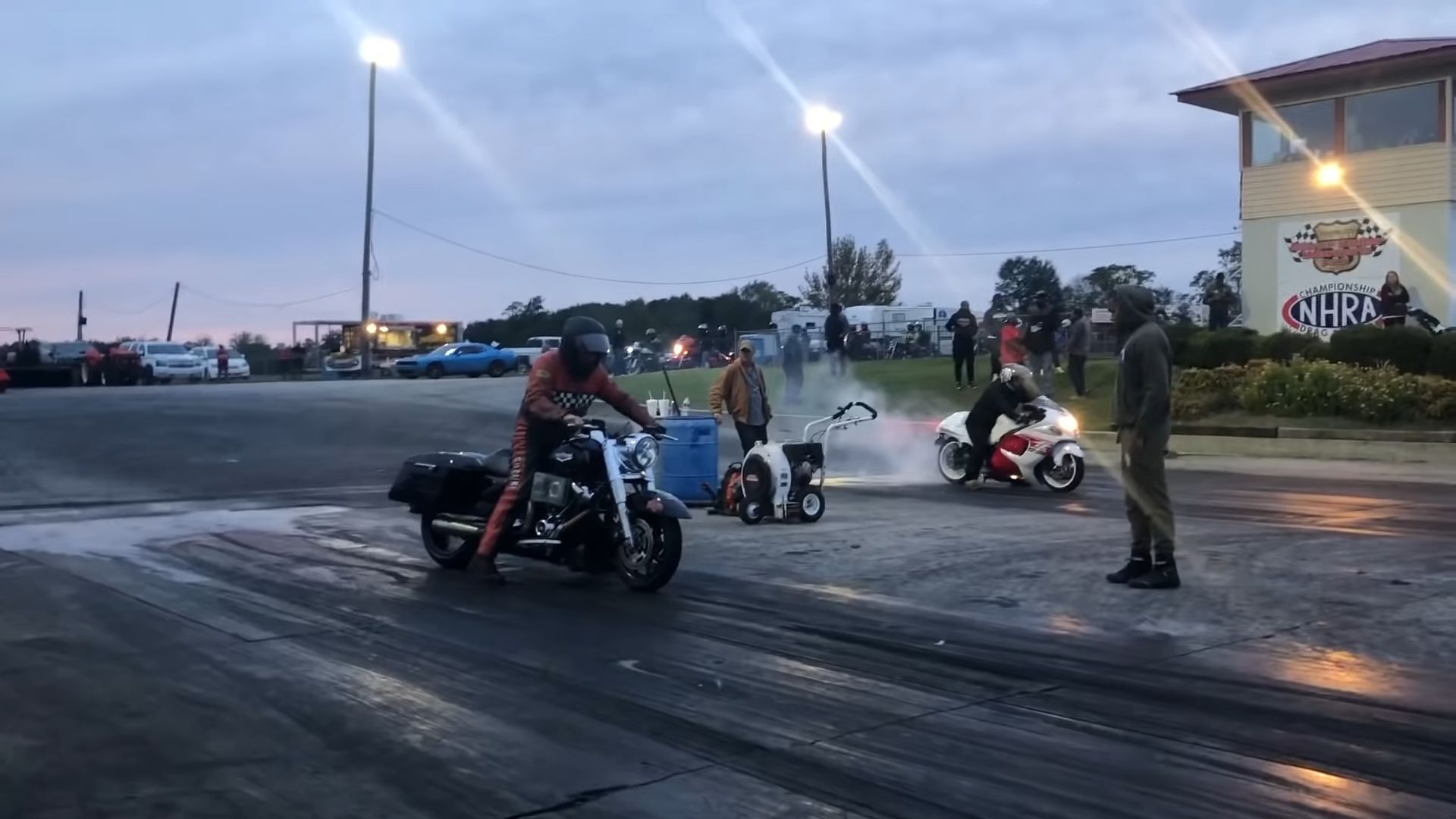 Harley-Davidson Road King vs Suzuki Hayabusa Drag Race