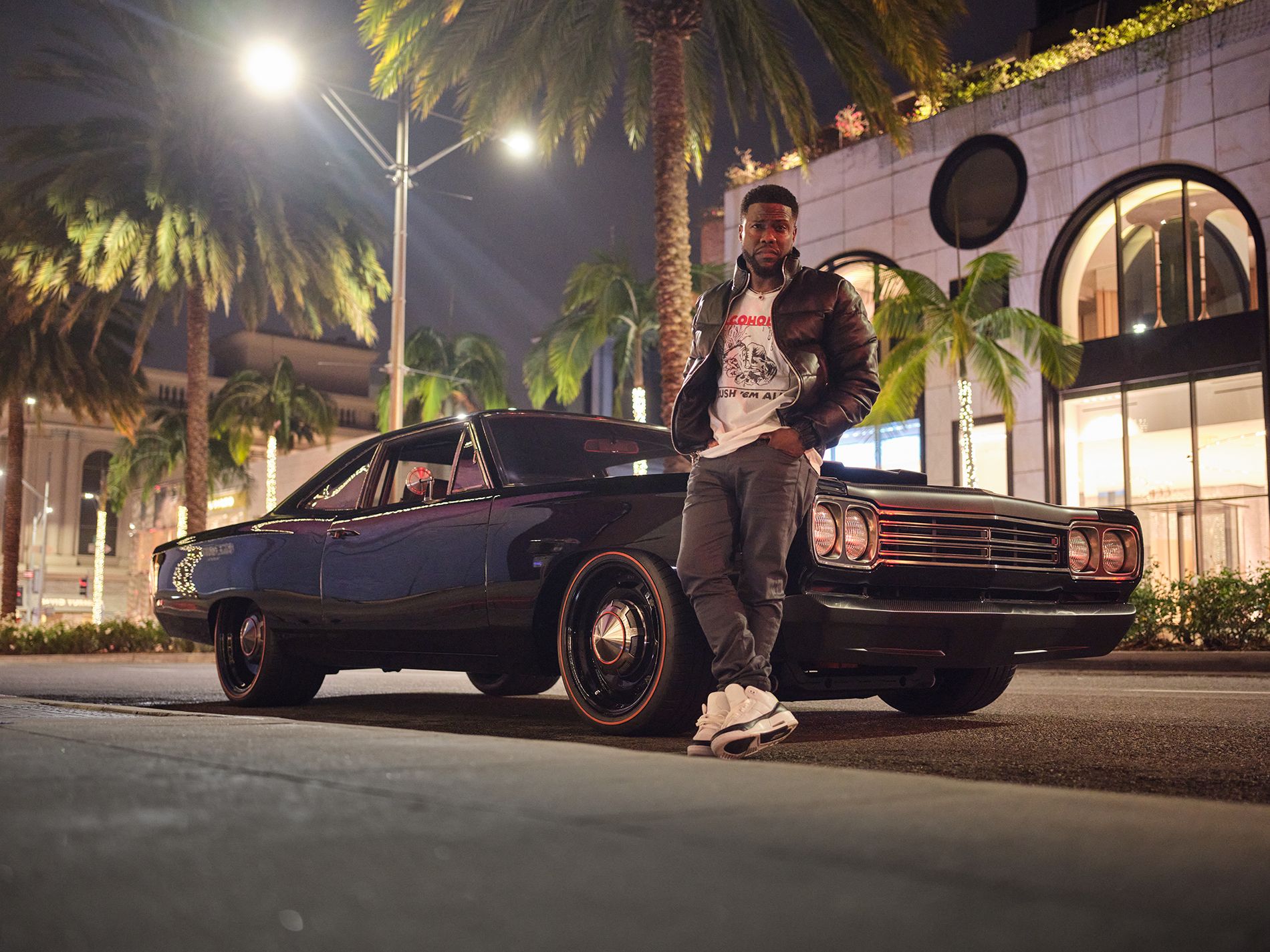 Roadrunner preto de Plymouth estacionado na rua