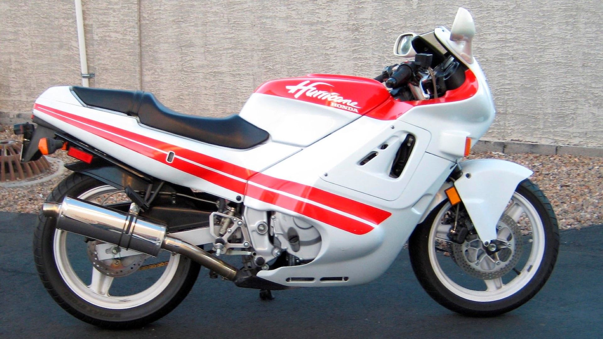 Putih dan merah 1987 Honda CBR 600F