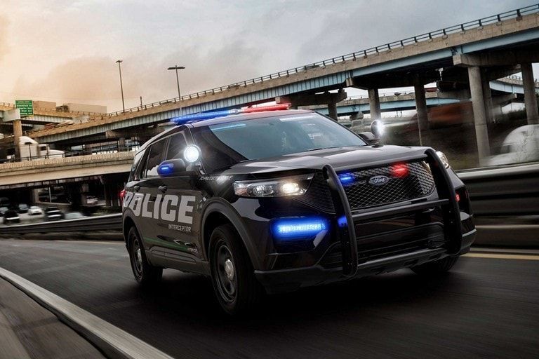 Utilitas Pencegat Polisi Ford sedang bergerak 