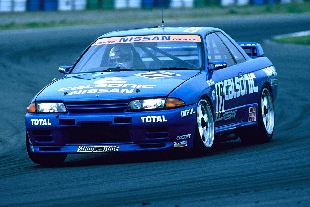 Nissan Skyline GT-R R32 na pista de corrida.