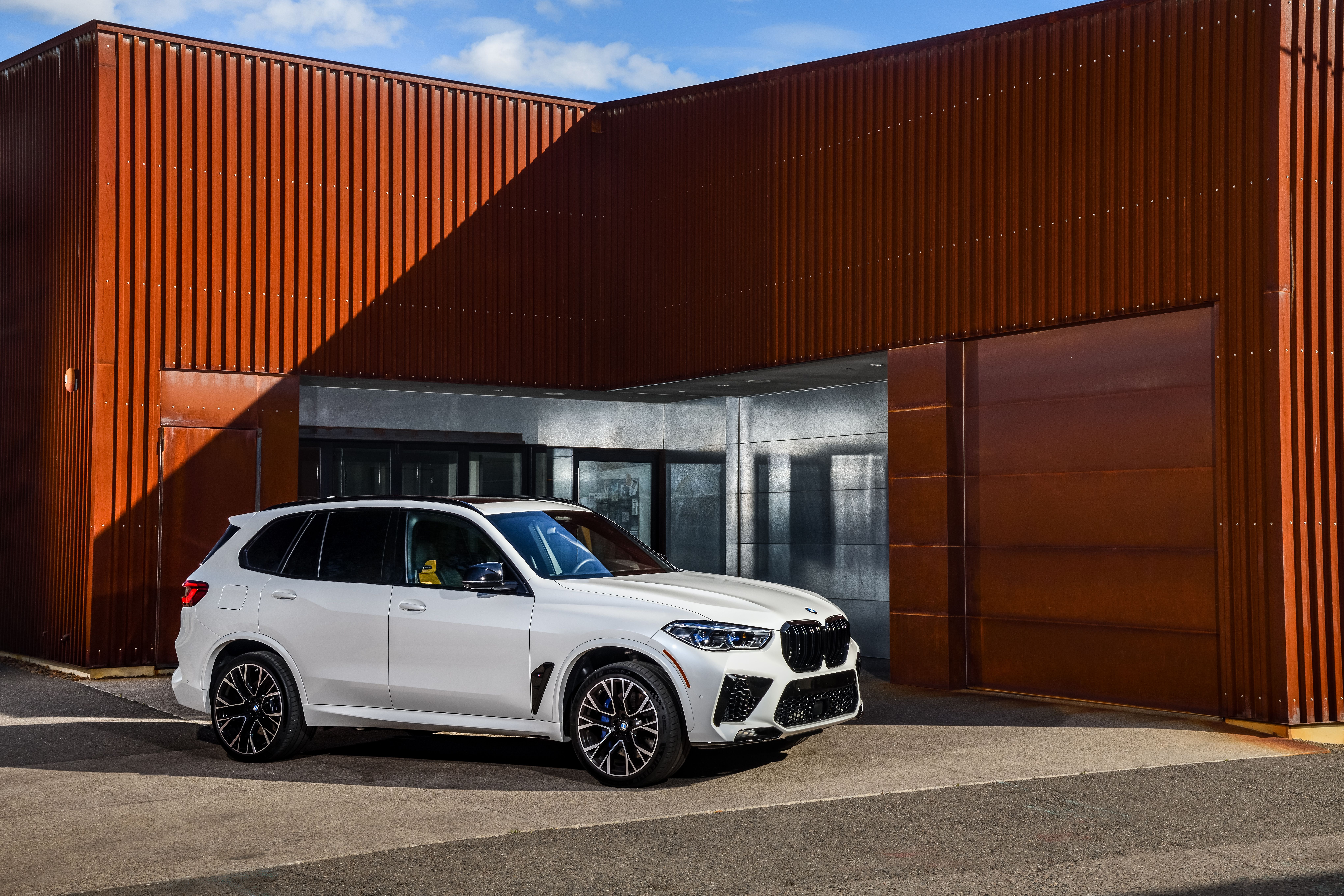branco 2023 BMW X5M estacionado