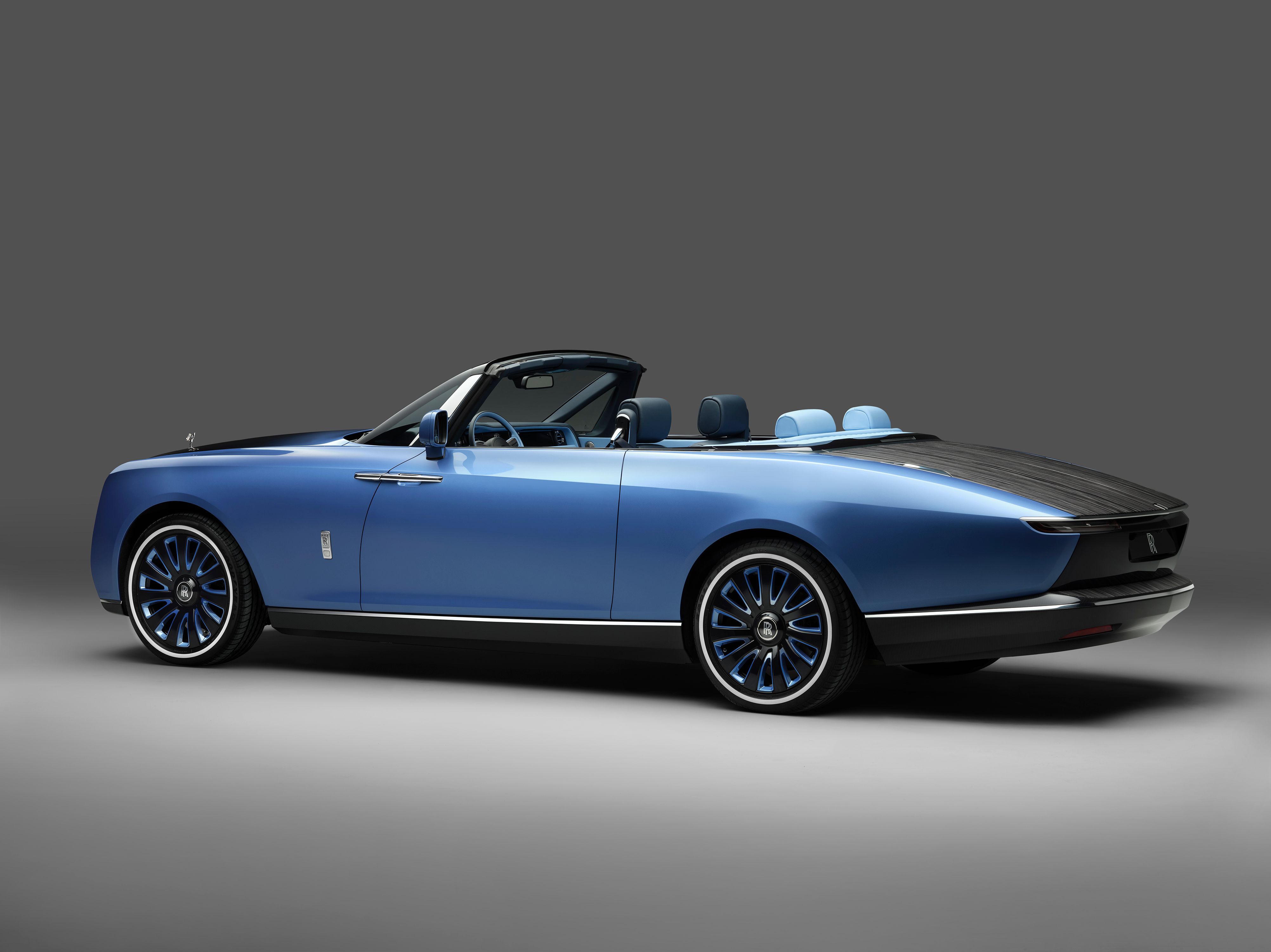 Vista lateral da cauda do barco Blue Rolls Royce 2021