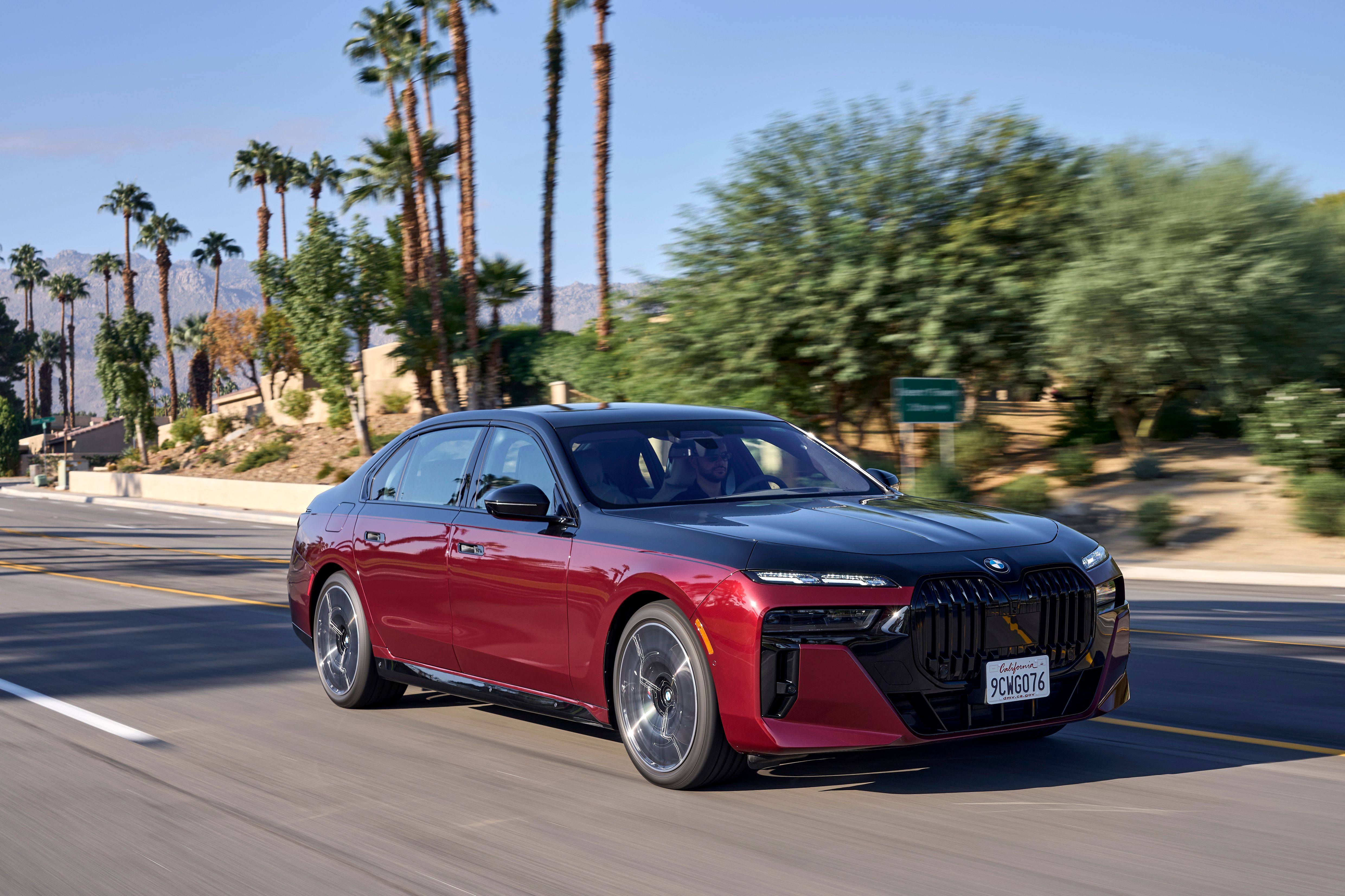BMW 760i x Drive vermelho 2023 dirigindo