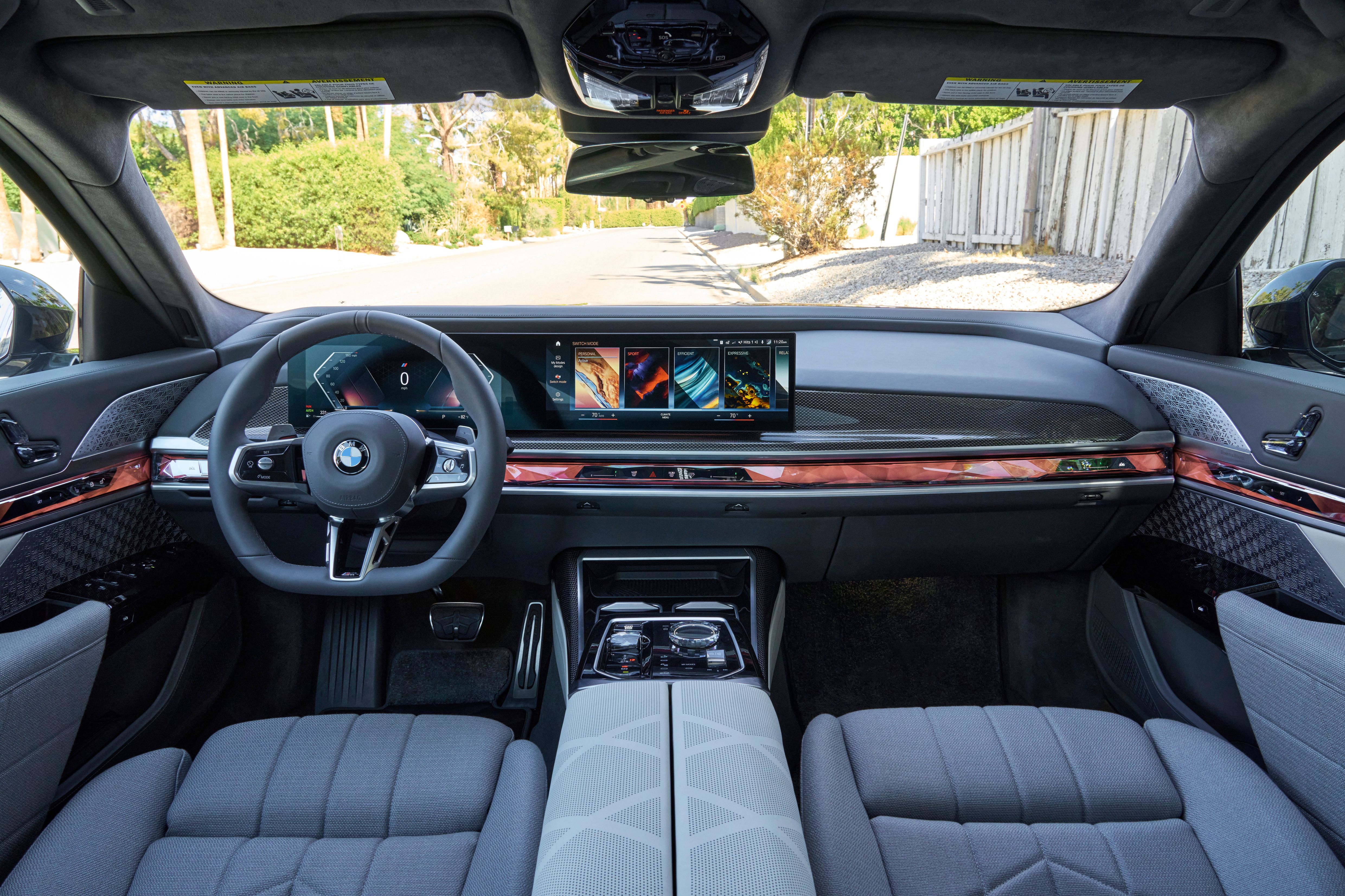Interior do BMW 760i x Drive 2023