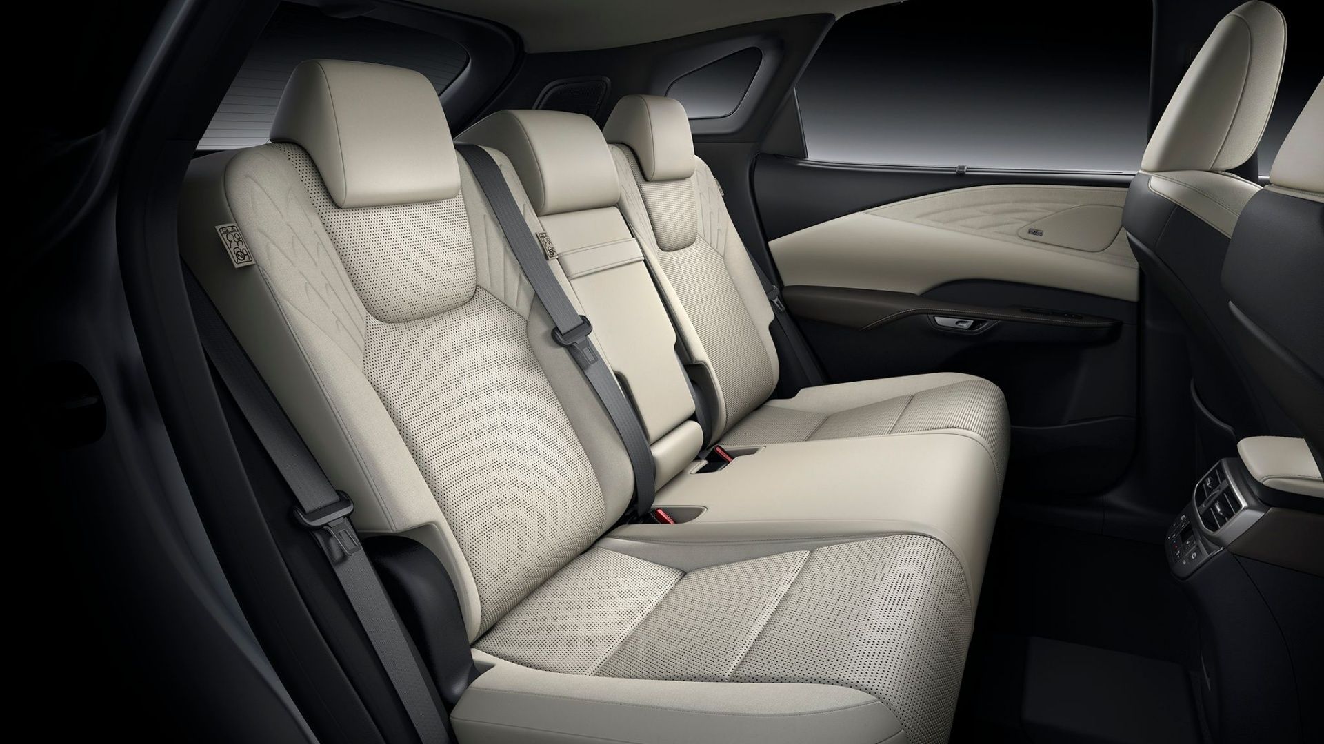 Uma vista lateral da cabine do Lexus RX 350 2023 mostrando os bancos traseiros dos passageiros