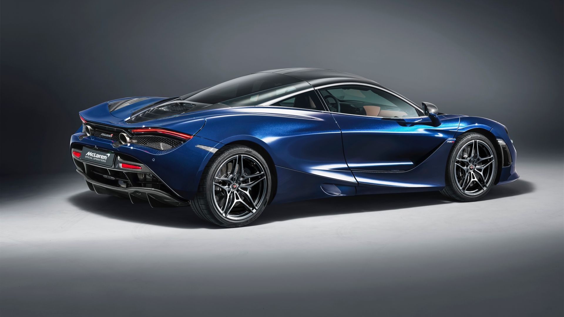 Um McLaren 720S azul