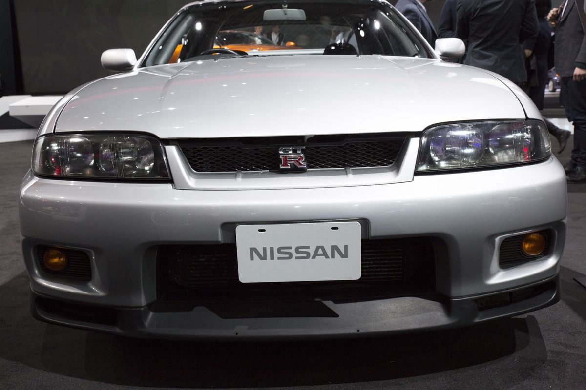 Nissan Skyline GT-R R33 visto de frente