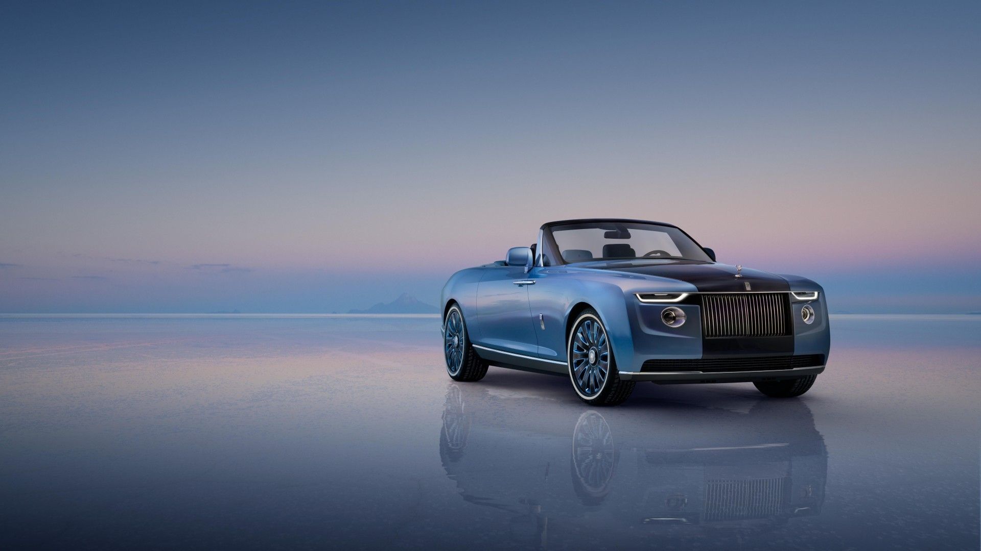 A cauda do barco Rolls Royce azul em um ângulo obtuso