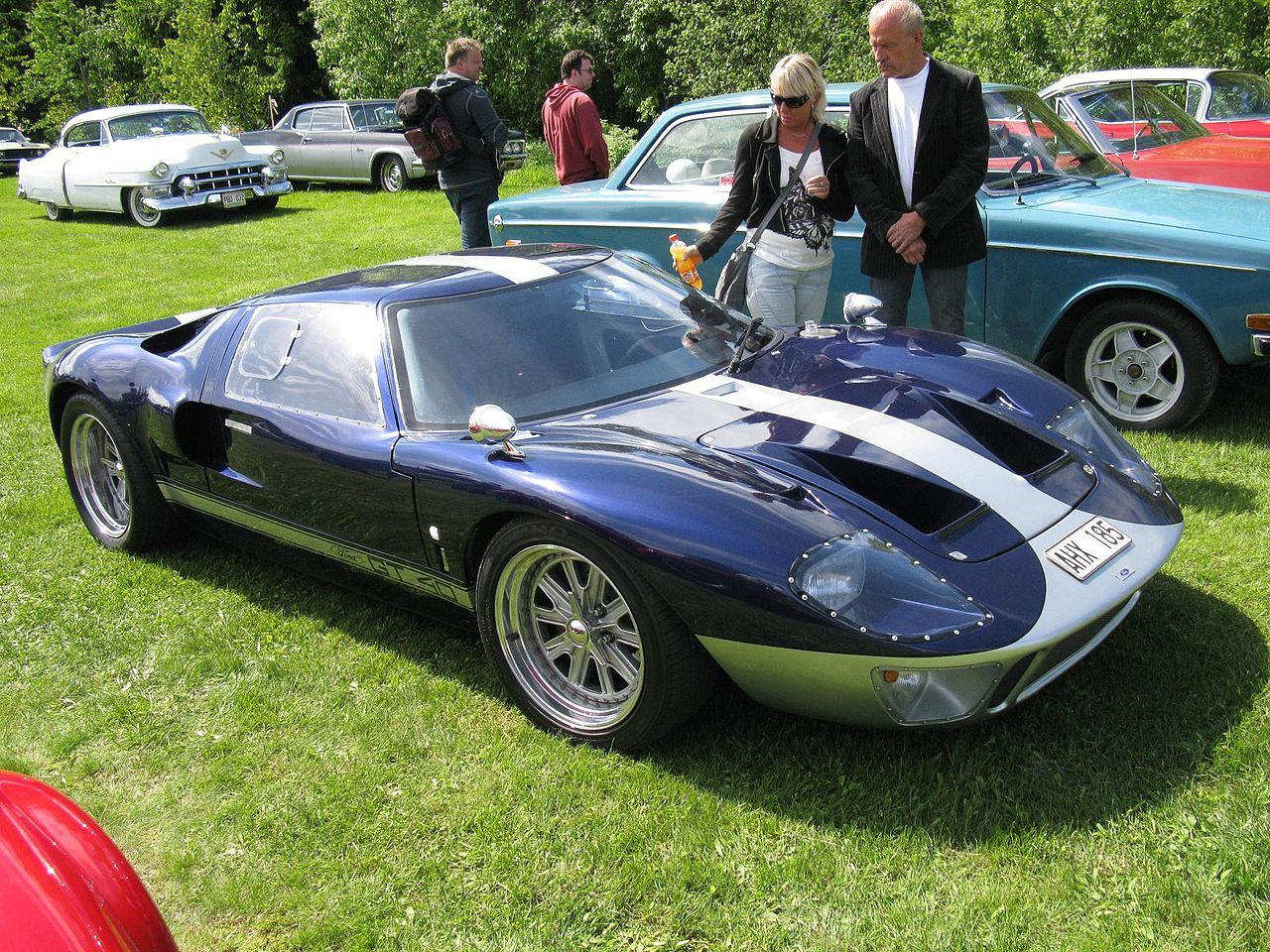 Um Ford GT40 azul com uma faixa branca.