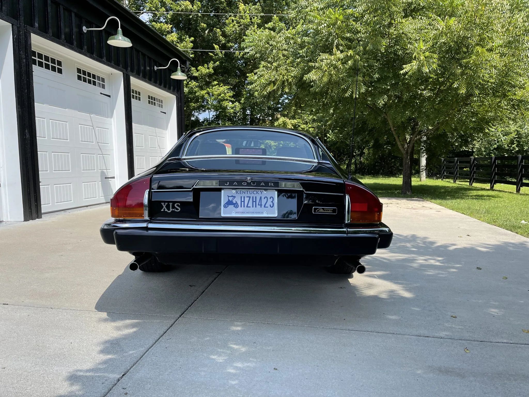 Foto traseira do Jaguar XJS V12