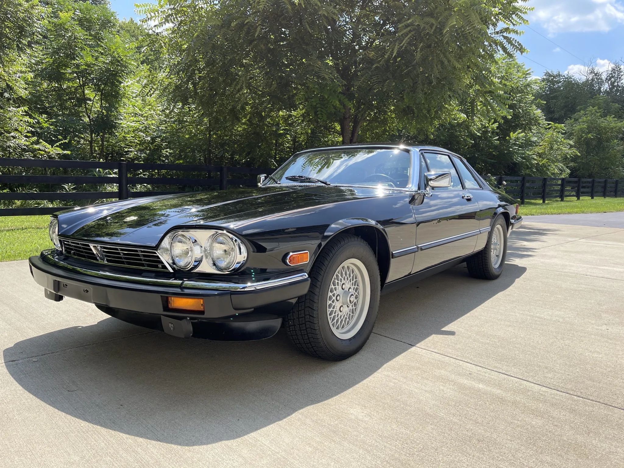 Imagem frontal de três quartos do Jaguar XJS V12