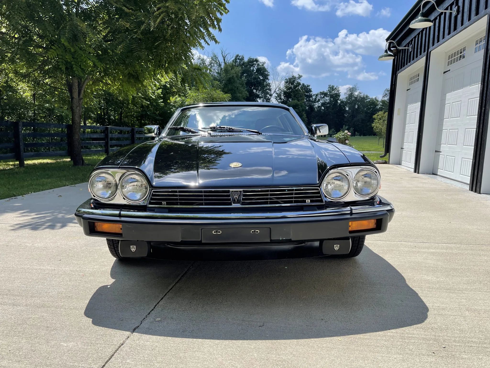 Foto frontal do Jaguar XJS V12