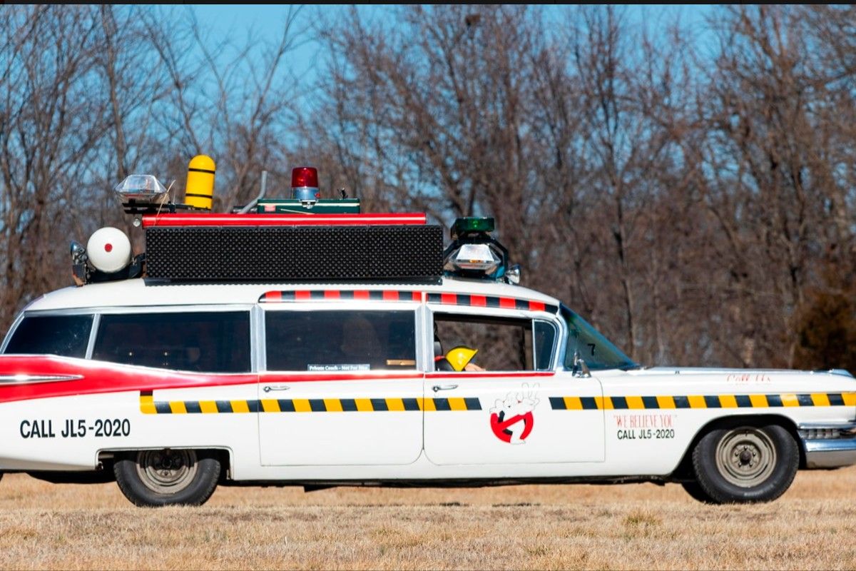 Réplica branca de Cadillac Ghostbusters Ecto 1 1959