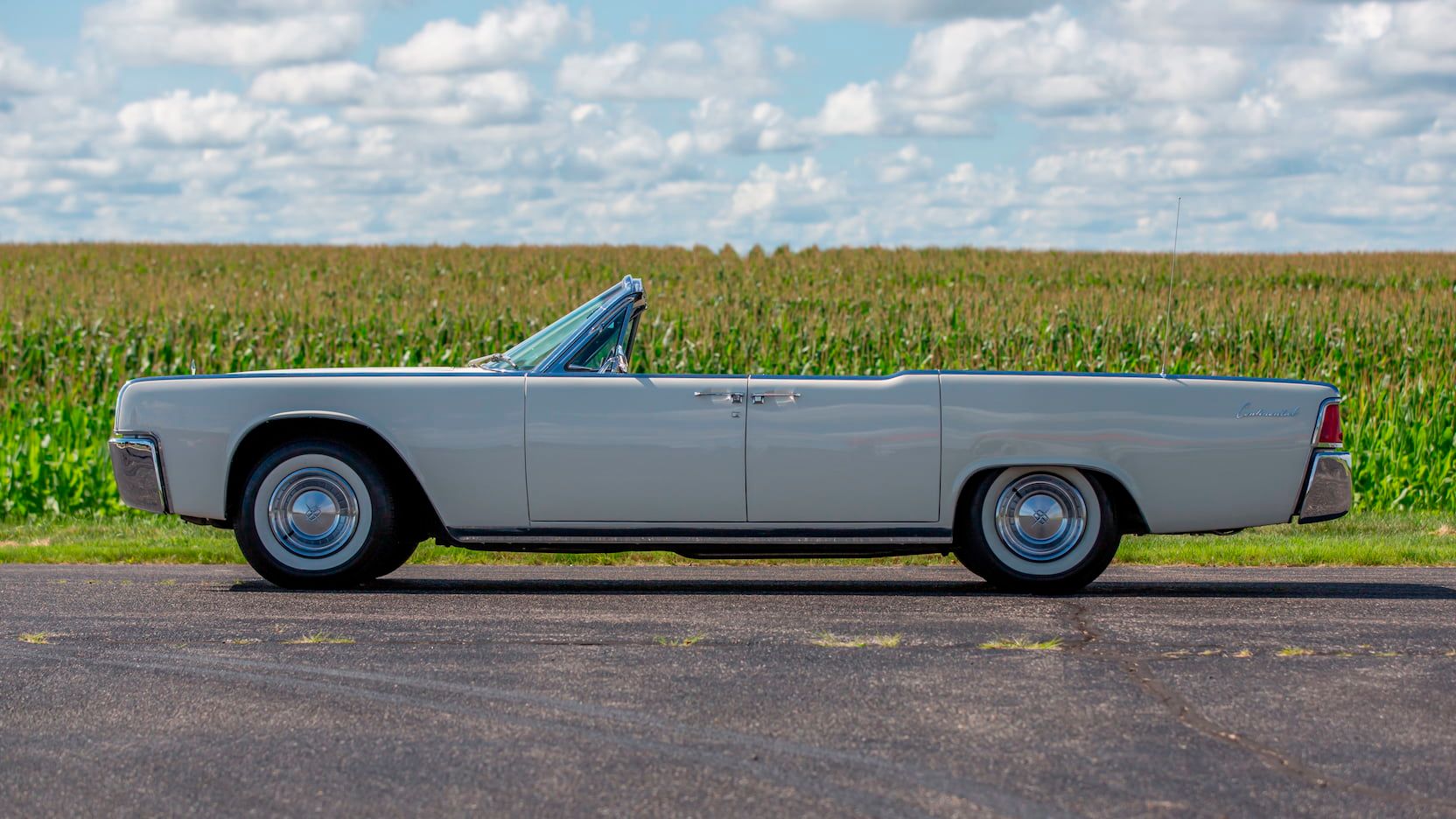 Um Lincoln Continental 1961 estacionado